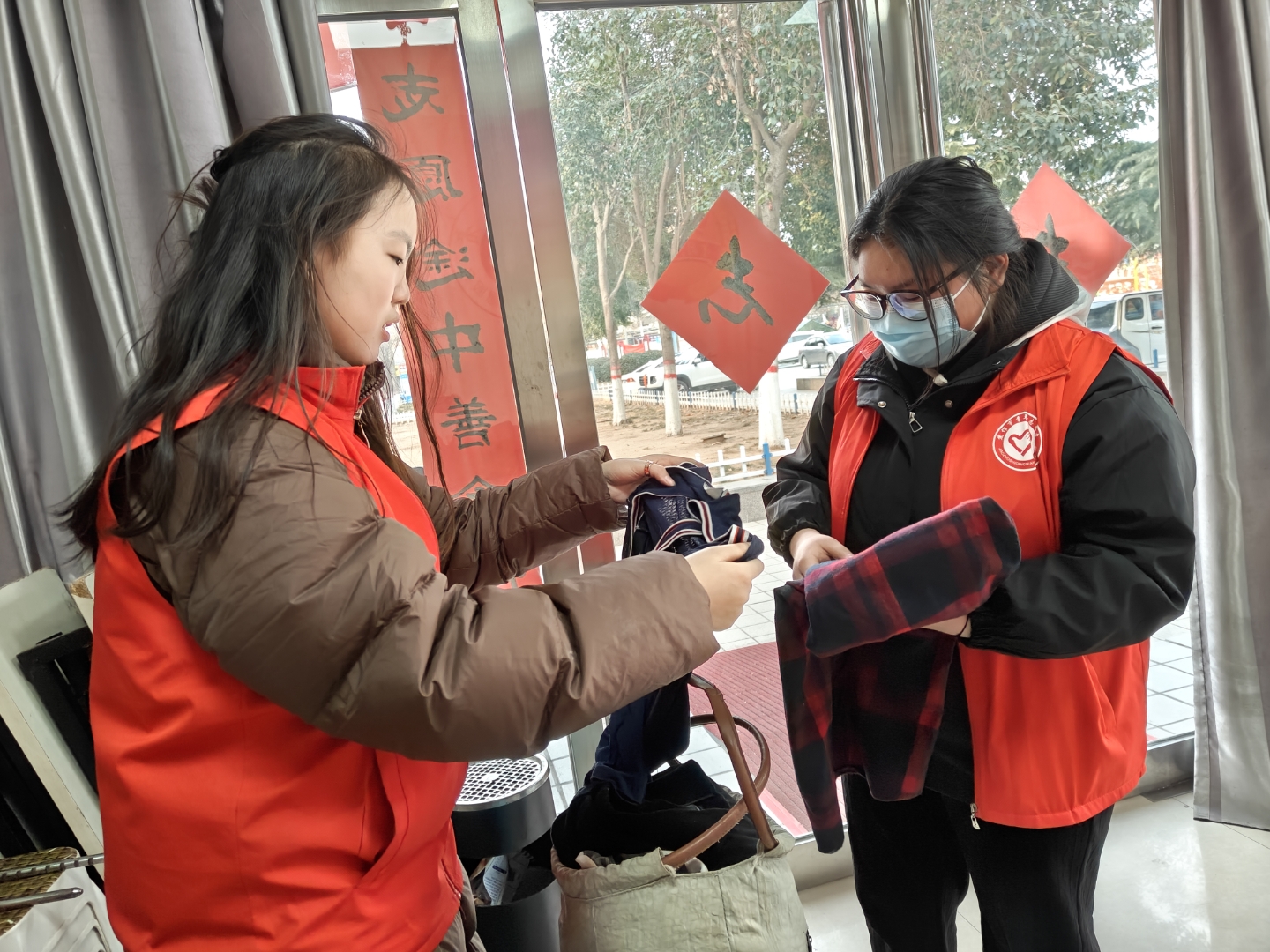 志愿者热情服务，现场秩序井然
