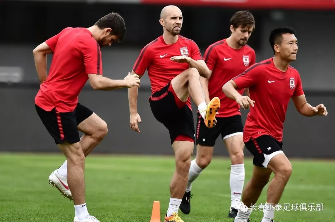 争霸战激烈展开，球队实力逐渐显现