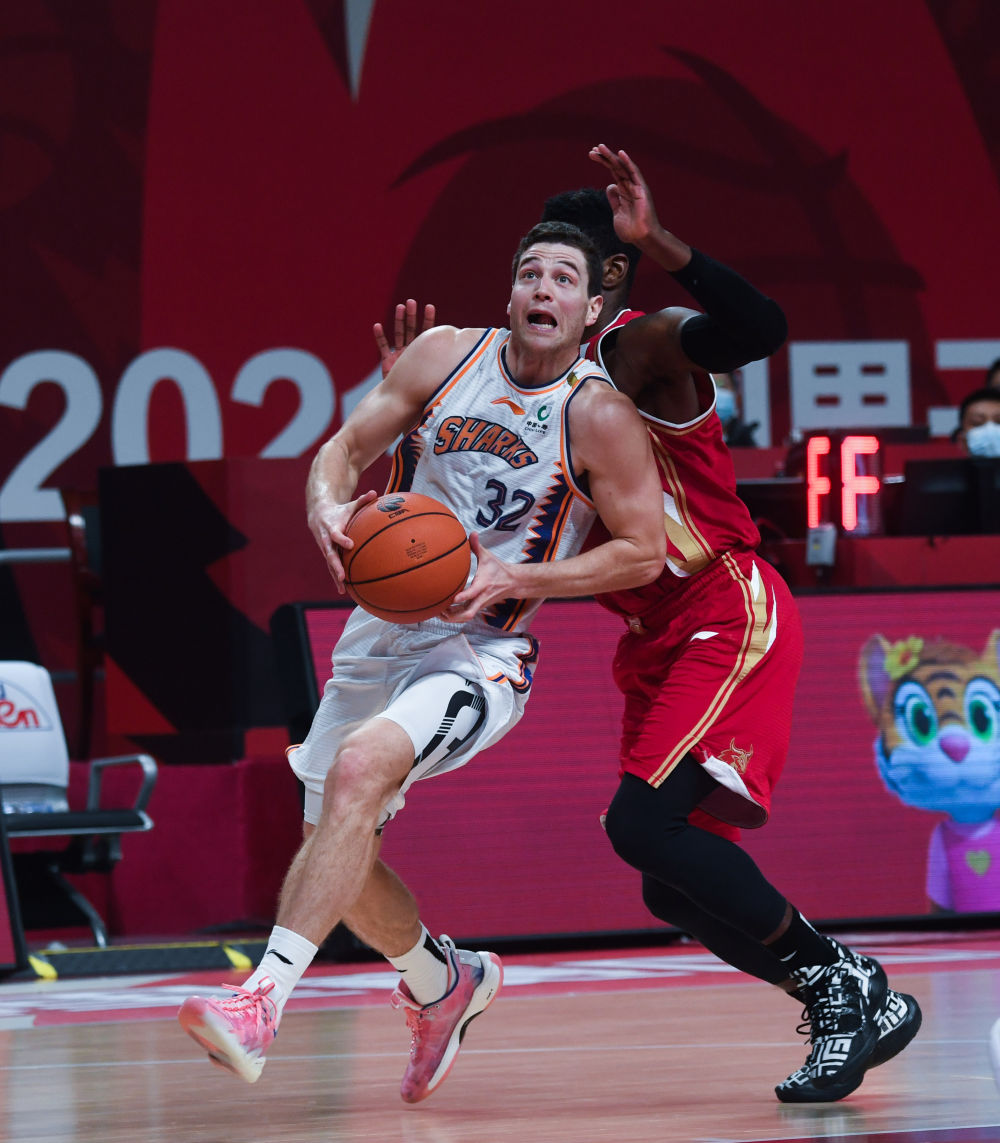 四川队加时战胜福建队,展现顽强斗志 四川队加时战胜福建队,展现顽强斗志