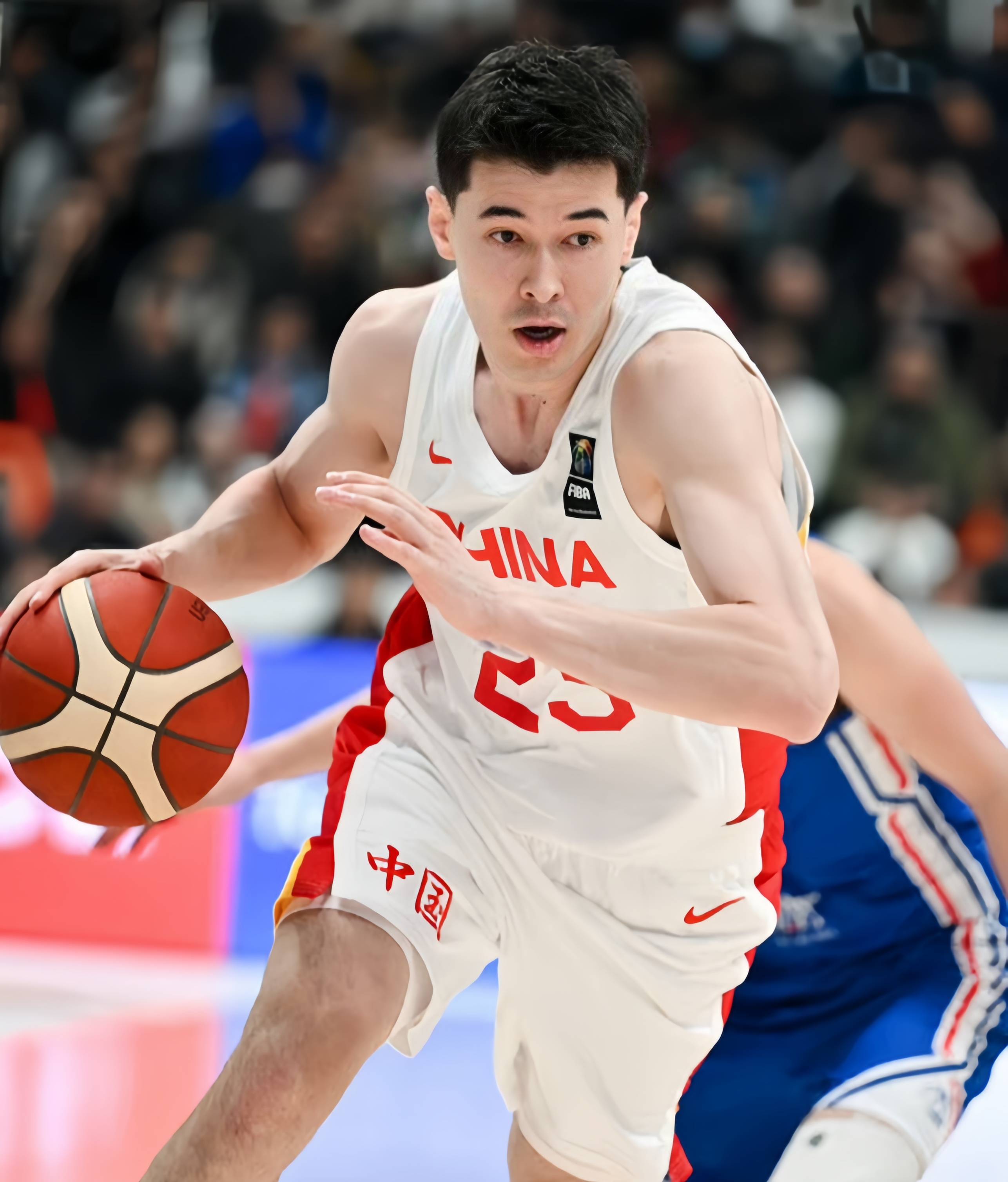 篮球赛场上球员展现出色表现,备受关注 篮球赛场上球员展现出色表现,备受关注