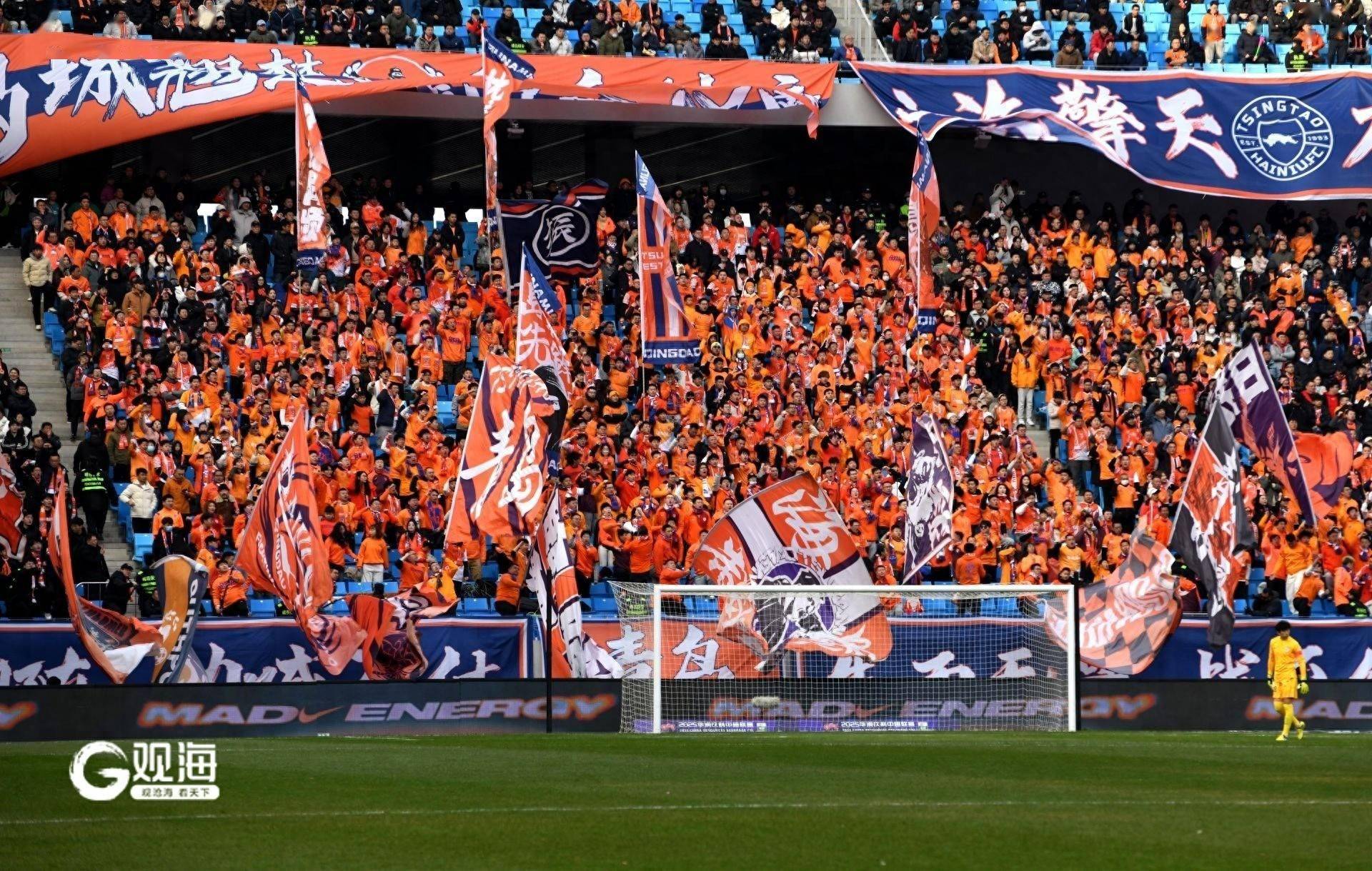 一场激烈比赛中有惊喜发生，球迷沸腾