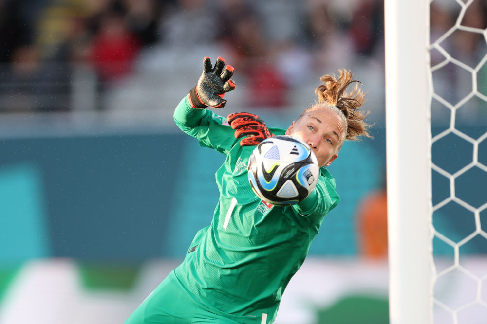 开云体育官方登录入口-西班牙女足球员在国际比赛中表现抢眼