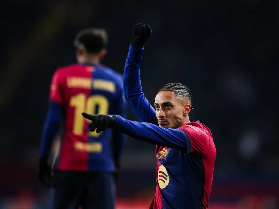 包含圣埃蒂安逆转取胜，球员情绪高涨的词条