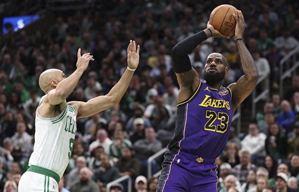 湖人擒勇士取得两连胜 湖人擒勇士取得两连胜